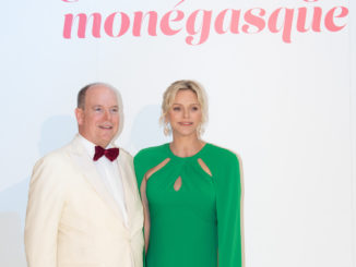 I Principi di Monaco Albert II e Charlene hanno aperto le danze del gala della Croce Rossa monegasca alla Salle des Etoiles dello Sporting Monte-Carlo Sorridenti e affiatati