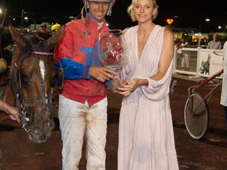 La Principessa Charlene di Monaco premia il vincitore della Gara di beneficenza" all'Ippodromo di Cagnes-sur-Mer