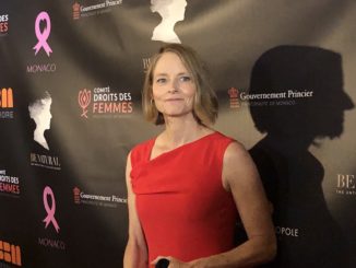 Jodie Foster apre il mese della sensibilizzazione del cancro al seno con l'associazione Pink Ribbon