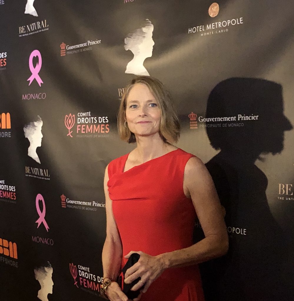 Jodie Foster apre il mese della sensibilizzazione del cancro al seno con l'associazione Pink Ribbon