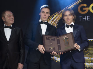 È Luka Modric del Real Madrid il vincitore del 17° Golden Foot premiato a Monte-Carlo da Louis Ducruet in presenza del patron Antonio Caliendo