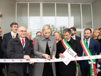 La Principessa Charlene ha inaugurato la scuola "Parrozzani" ad Isola comune del Gran Sasso in Abbruzzo che era stata distrutta nel terremoto