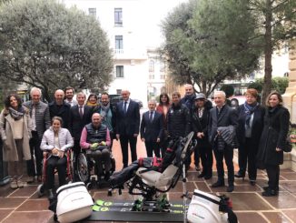 Presentato il tandem da sci per persone disabili offerto dal governo alla Federazione Monegasca di Sci