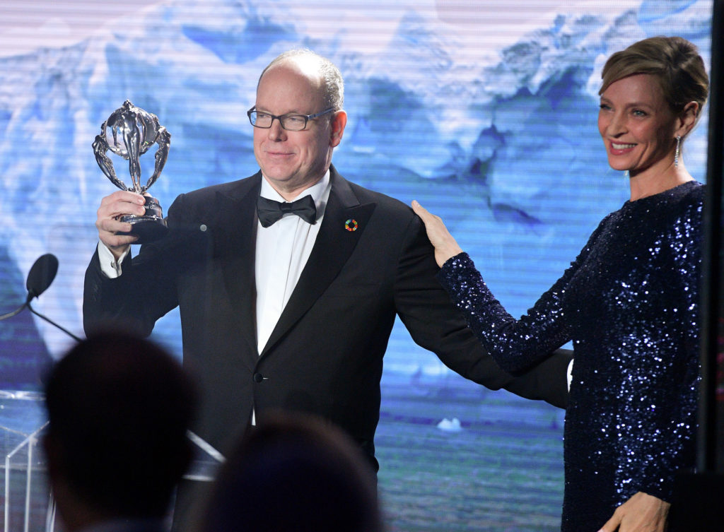 Durante l'Hollywood for the Global Ocean Gala 2020, S.A.S. il Principe Albert II ha ricevuto dalle mani dell'attrice americana Uma Thurman il Premio Speciale Lifetime Achievement Award, in riconoscimento del suo impegno per la protezione dell'Oceano, la biodiversità e contro il cambiamento climatico