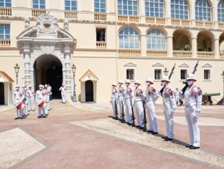 Un momento emozionato venerdì 19 giugno sulla piazza del Palazzo del Principe di Monaco. I carabinieri del Principe sono tornati ad esibirsi nel cambio della guardia dopo 96 giorni di stop a causa della quarantena covid-19