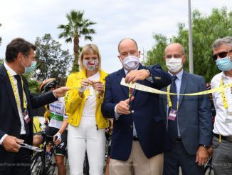 Ciclismo: I Principi di Monaco Albert II e Charlene hanno dato il via da Nizza al Tour de France
