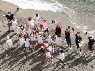 La Fondazione Principe Alberto II di Monaco con volontari di diverse associazioni raccolgono mozziconi di sigarette e plastiche, lo stesso accade a Calvi dove il Principe assiste Mare Vivu con Be Med