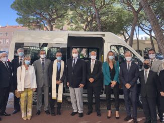 Jean Pierre Campana, presidente dell'Ordine di San Lazzaro di Monaco ha donato un mini-bus al Centre Hospitalier Princesse Grace, in presenza di S.A.S. il Principe Alberto II di Monaco