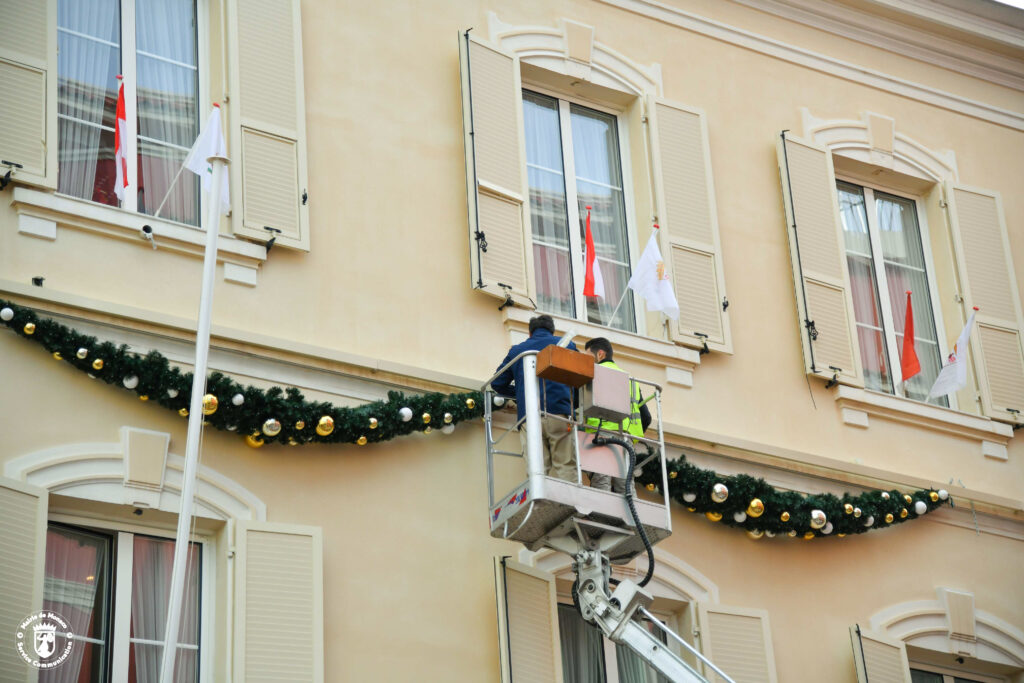 Installazione delle illuminazioni natalizie nel Principato di Monaco a curate dal Comune di Monaco e la società Adage