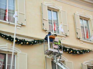 Installazione delle illuminazioni natalizie nel Principato di Monaco a curate dal Comune di Monaco e la società Adage