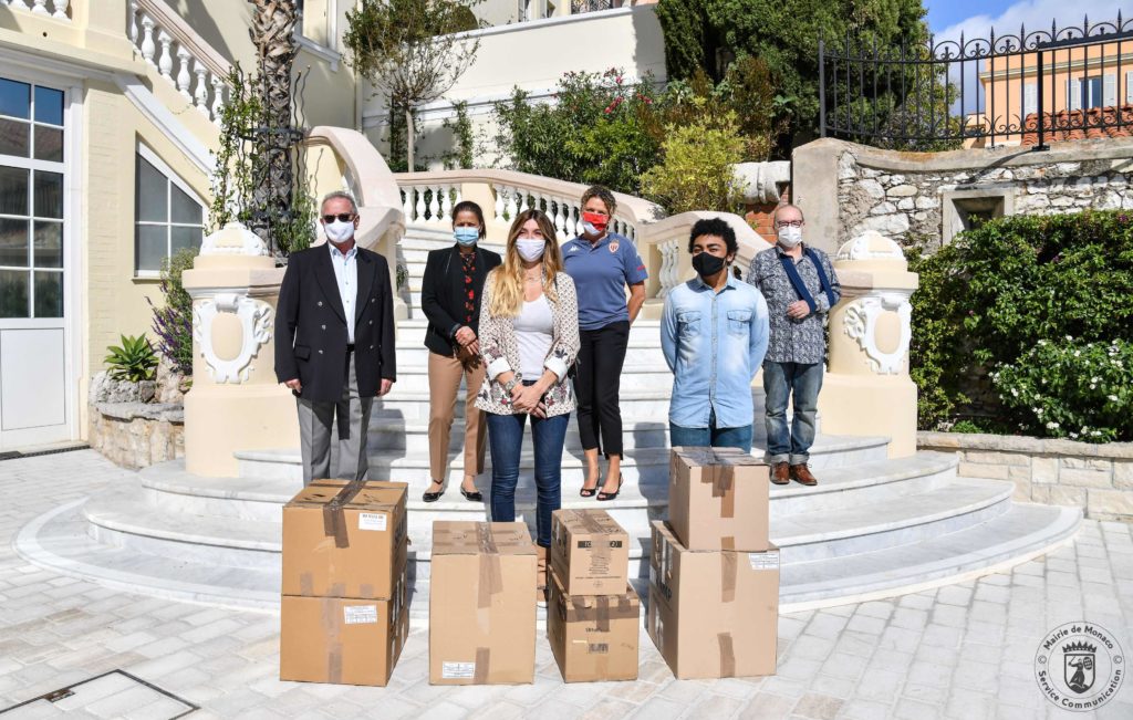 Monaco s’engage contre le gaspillage il Comune dona libri all'associazione Monaco-Tunisie e Foot pour l’Ecole Monaco che aiuta i bambini del Camerun