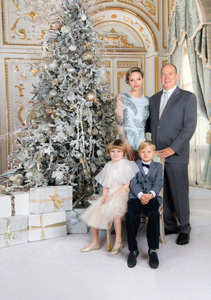 Il Principe Alberto II e la Principessa Charlene di Monaco hanno posato per la classica foto natalizia insieme ai loro figli, il Principe Jacques e la Principessa Gabriella.