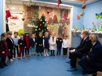 Principi Alberto II e Charlene si sono recati a visitare i bambini dell'asilo Rosine Sanmori e quelli del foyer per l'infanzia Princesse Charlene ed hanno donati ai bambini regali e dolciumi.