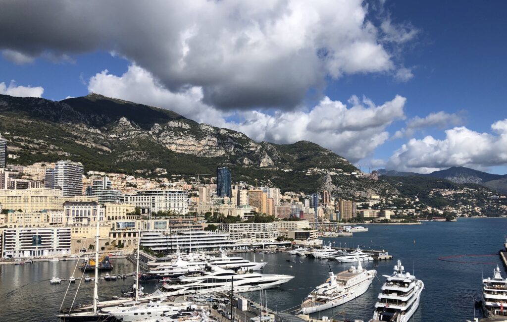 Dal 2 gennaio ristoranti aperti nel Principato di Monaco solo a residenti e a coloro che lavorano a Monaco, sia a pranzo che a cena