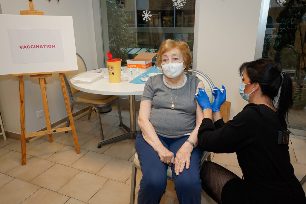 Ha 94 anni, si chiama Yolande, ed è una pensionata della Fondation Hector Otto, la prima donna vaccinata  contro il Covid-19 nel Principato di Monaco