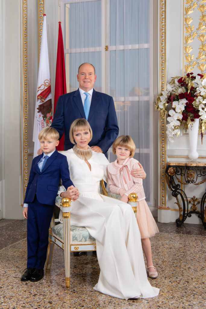 Nuova foto ufficiale di LL.AA.SS. il Principe Alberto II e la Principessa Charlene con i loro figli Jacques e Gabriella