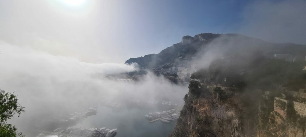 Il cosidetto CALIGO o "nebbia del mare" ha coperto il Principato di Monaco. ft.byElio Cortese