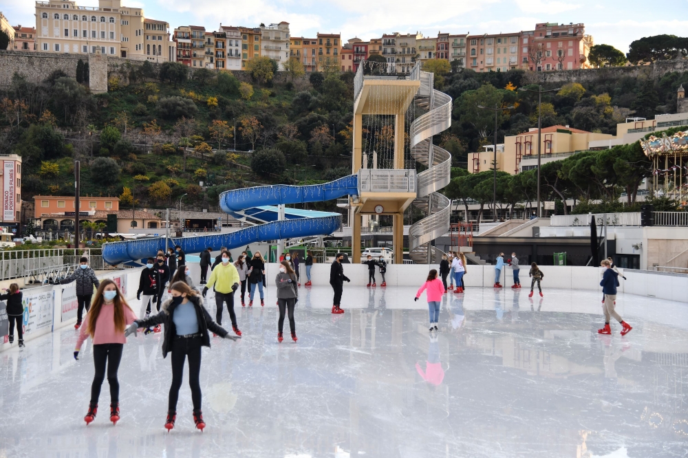 La pista di pattinaggio nel Principato di Monaco ha rivestito un ruolo di svago per tutte l'età, pur mantenendo il rispetto delle regole, con una frequentazione locale in aumento ma un calo del numero totale dei visitatori. 