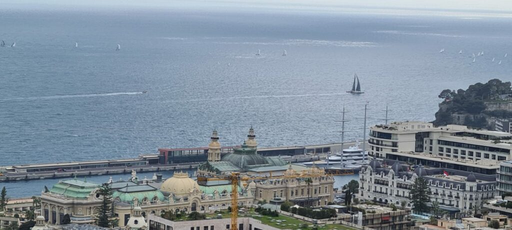 Giovanni Soldini e Pierre Casiraghi hanno stabilito un nuovo record di velocità, a bordo del trimarano Maserati, percorrendo la distanza tra Monaco e Saint Tropez in 2 ore 25 minuti e 44 secondi.