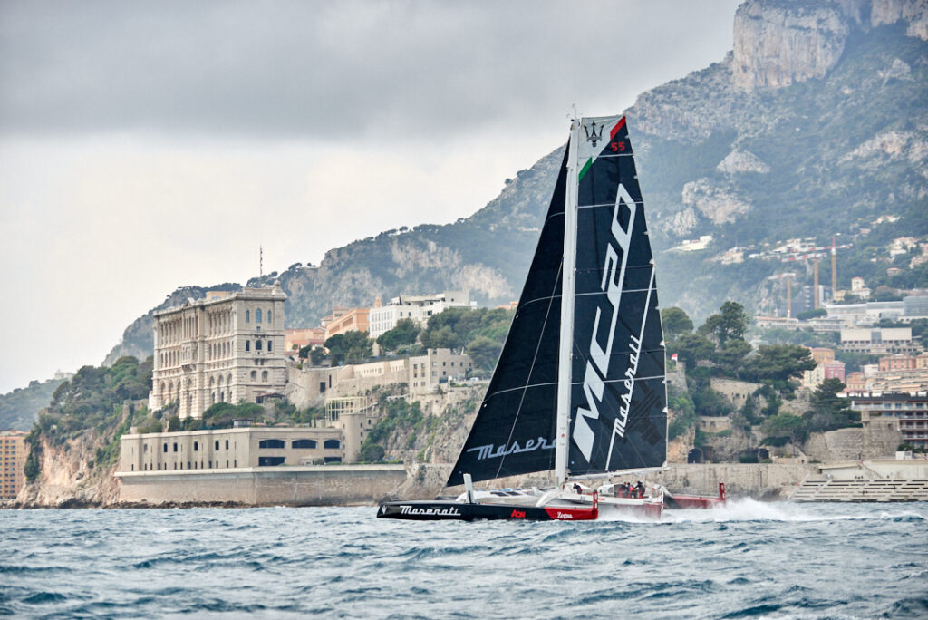 Giovanni Soldini e Pierre Casiraghi hanno stabilito un nuovo record di velocità, a bordo del trimarano Maserati, percorrendo la distanza tra Monaco e Saint Tropez in 2 ore 25 minuti e 44 secondi.