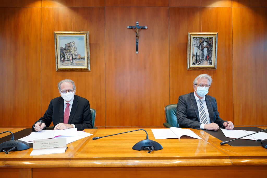 Il Segretario di Stato Robert Gelli  e il Presidente dell'università Côte d'Azur, Jeanick Brisswalter, hanno firmato presso il Palazzo di Giustizia del Principato, una convenzione tra l'Istituto monegasco di formazione per le professioni legali e l'Université Nice Côte d'Azur.