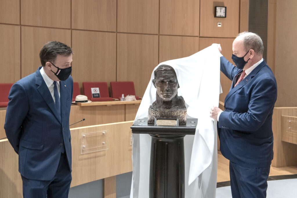 Il Principe Alberto II ha svelato il busto del combattente della Resistenza monegasca René Borghini ucciso dalla gestapo, al conseil National