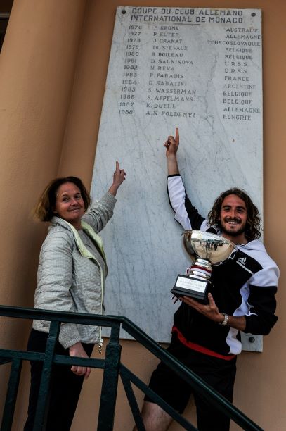 Julia Salnikovaa-Tsitsipas con il figlio Stefanos, fresco vincitore di Monte-Carlo che mostra il nome della mamma inciso sulla placca al Country Club, 