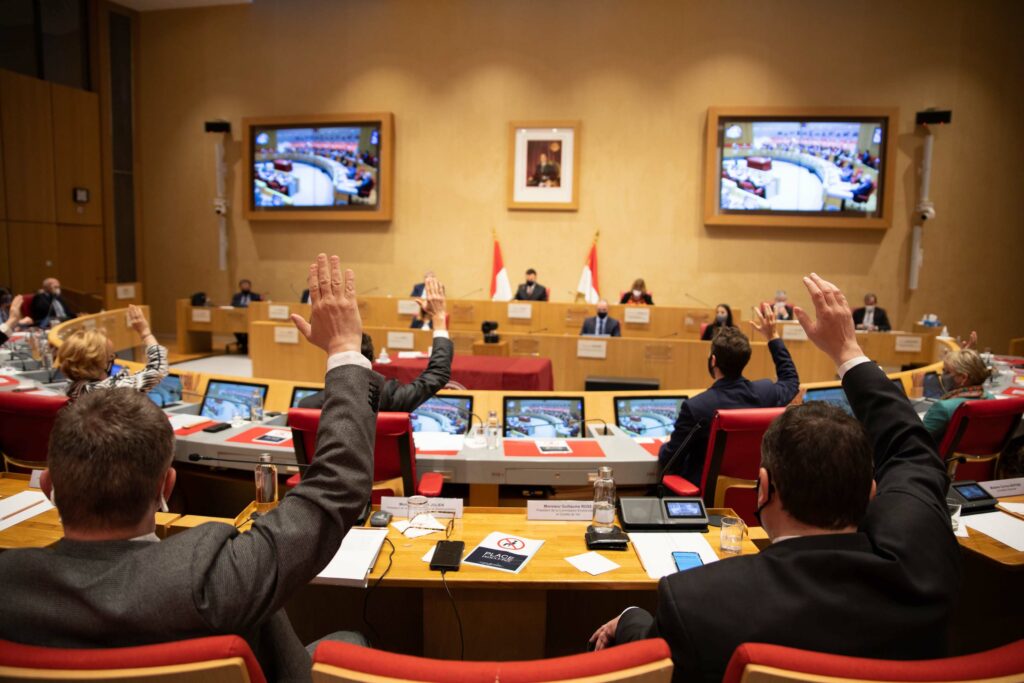 Nella seduta pubblica del 1º aprile, che ha visto il rinnovo dell'ufficio di presidenza all'unanimità, il Presidente Stéphane Valeri e tutta l'Assemblea hanno fatto sentire il vento di primavera che porta verso l'uscita dalla pandemia.