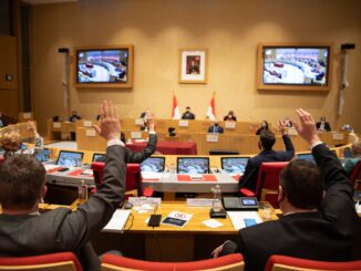 Nella seduta pubblica del 1º aprile, che ha visto il rinnovo dell'ufficio di presidenza all'unanimità, il Presidente Stéphane Valeri e tutta l'Assemblea hanno fatto sentire il vento di primavera che porta verso l'uscita dalla pandemia.