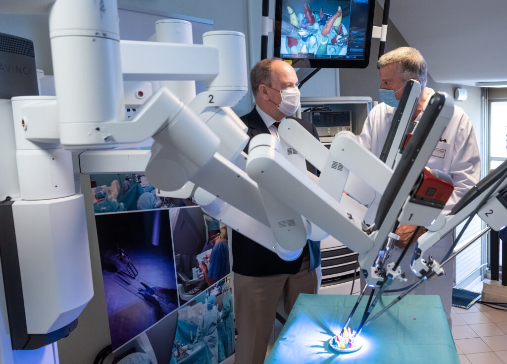 Il Principe di Monaco prova i due nuovi robot per la chirurgia al CHPG