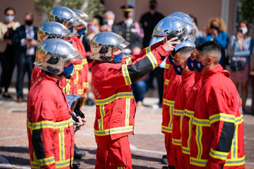 Cerimonia di consegna dei caschi alle giovani reclute del Corpo dei Pompieri di Monaco