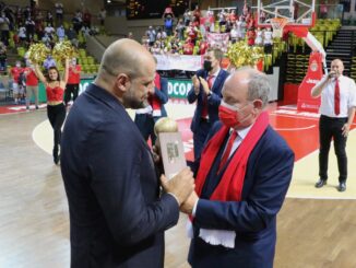 La Roca Team vince il primo quarto di finale dei play off, l'allenatore Mtrovic riceve dalle mani del Principe Alberto il trofeo di Miglior allenatore del Campionato. presenti in sala, Charles Leclerc e Darko Perić