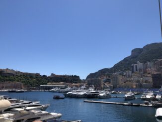 Il governo di Monaco ha deciso da sabato 26 giugno fine del coprifuoco e apertura di bar e ristoranti a tutta la clientela ma solo se munita di pass sanitario.