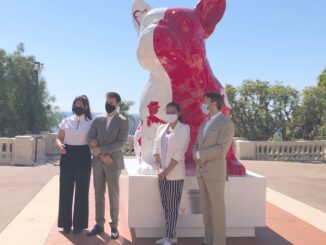 L'artista Julien Martinetti ha realizzato la scultura "Doggy John" per la l'associazione Fight Aids Monaco, presieduta da S.A.S. la Principessa Stephanie