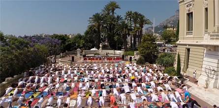 orna per l'ottavo anno consecutivo l'appuntamento per celebrare il solstizio d'estate con lo Yoga nel Principato di Monaco, organizzato dall'associazione Yoga Shala Circle. Il rendez-vous è per questo lunedì 21 giugno alle ore 18 sulle "Terrasses du Soleil" davanti al Casinò di Monte-Carlo.