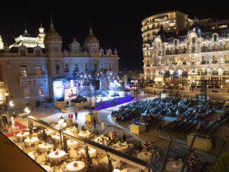 Serata molto easy per la Croce Rossa Monegasca che organizza un concerto con Jamie Cullum sulla piazza del Casinò con il Principe Alberto e la la Principessa di Hannover