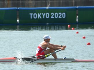 Olimpiadi a Tokyo, Xiaoxin Yang e Quentin Antognelli, portabandiera per il Principato di Monaco. Il Principe Alberto ha seguito la gara di canottaggio