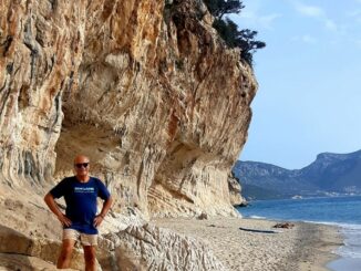Per questo fine settimana di ferragosto Maurizio di Maggio ci porta in Sardegna per visitare una spiaggia speciale Cala Luna