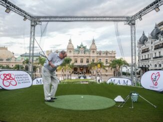 Il Principe Alberto di Monaco tira l'ultimo colpo del torneo di golf Princess of Monaco Cup sulla piazza del Casinò, evento raccolta fondi per la fondation princesse Charlene e per Fight Aids Monaco