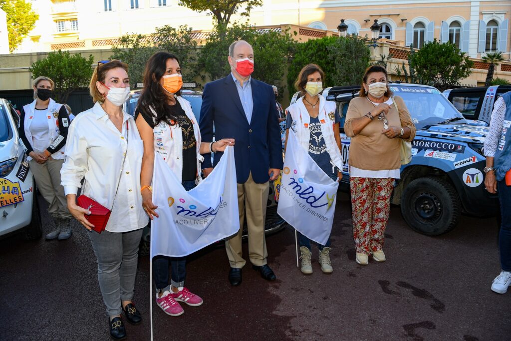 Il Principe Aberto II ha dato il via al Rally Elettrico delle Gazzelle, una gara al femminile che si svolge nel deserto del Marocco con un equipaggio che corre per l'associazione Monaco Liver Disorder 