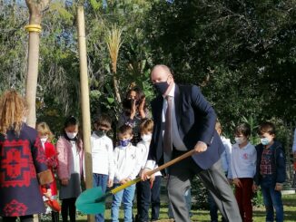 100 anni de Club Soroptimist festeggiati con il Principe Albert II, i piccoli Gabriella e Jacques, tutti insieme hanno piantato un albero di Jacaranda