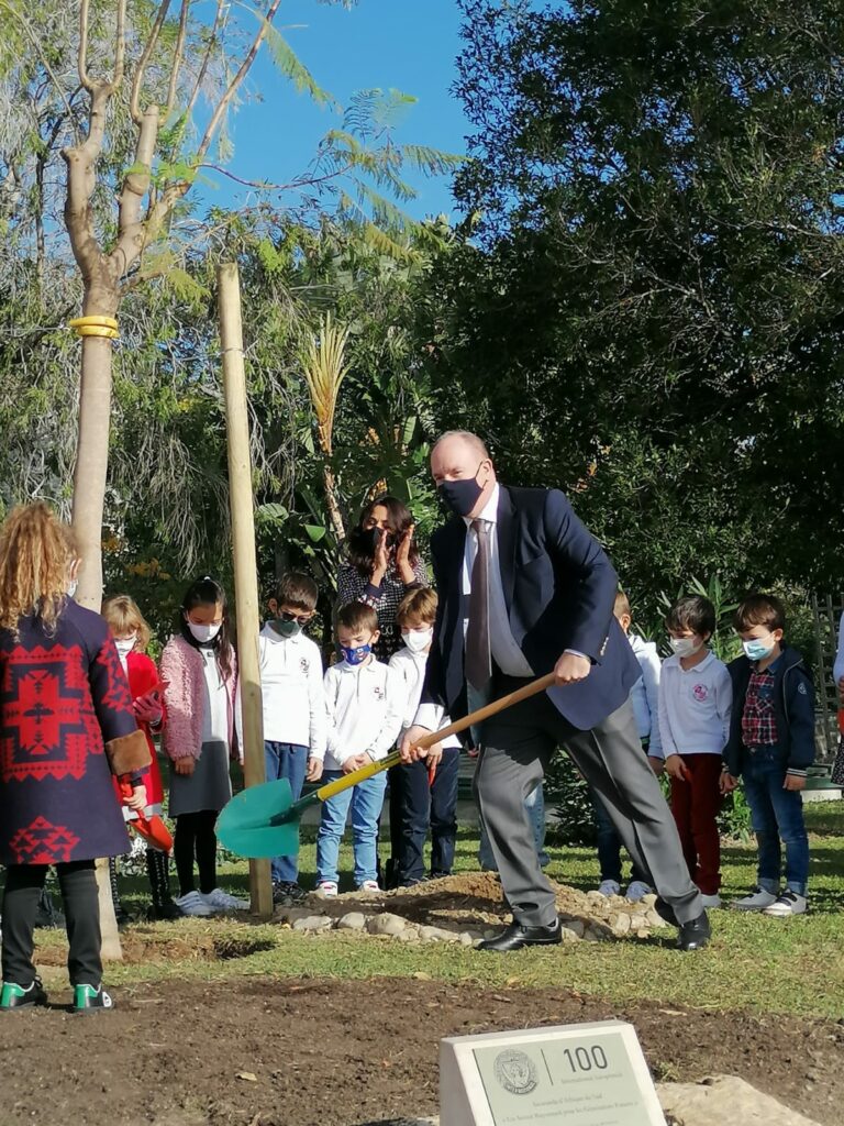 100 anni de Club Soroptimist festeggiati con il Principe Albert II, i piccoli Gabriella e Jacques, tutti insieme hanno piantato un albero di Jacaranda