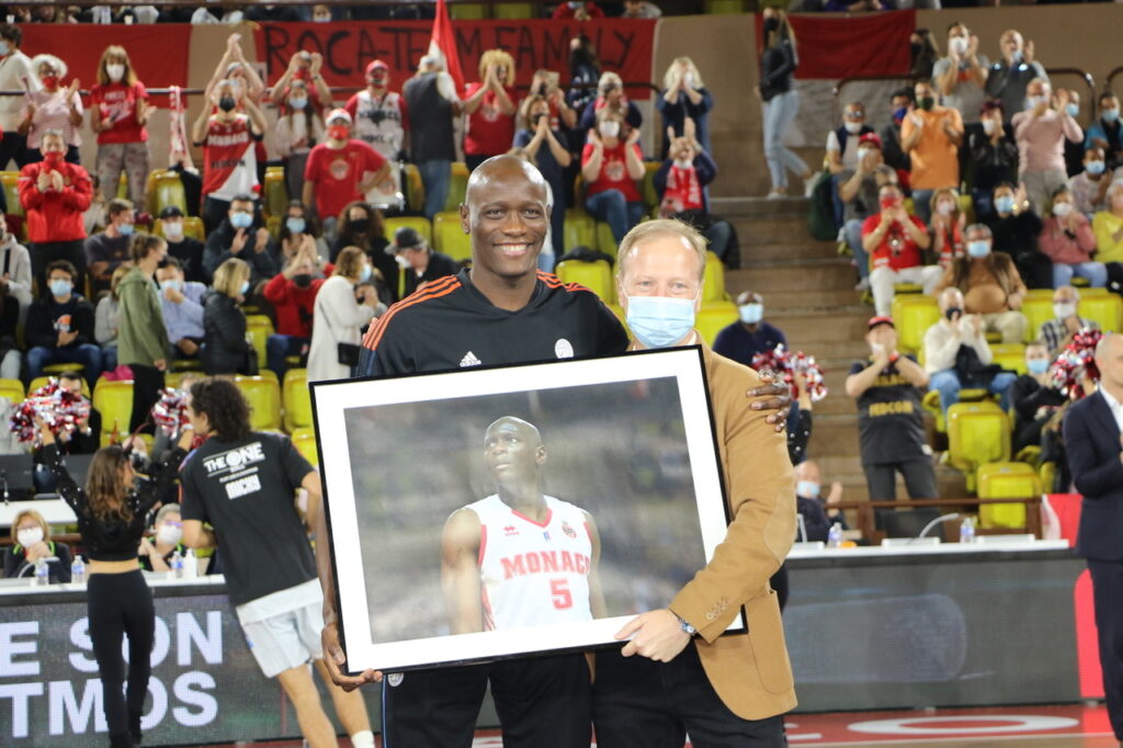 Amara Sy riceve un omaggio dal Presidente dell'A.S.Monaco basket, Sergey Dyadechko, ft(c)WSM