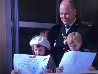 Festa Nazionale a Monaco con il Principe Alberto, le sorelle e tanti bambini e i Principini Jacques e Gabriella che espongono i disegni con scritto Mamma ci Manchi