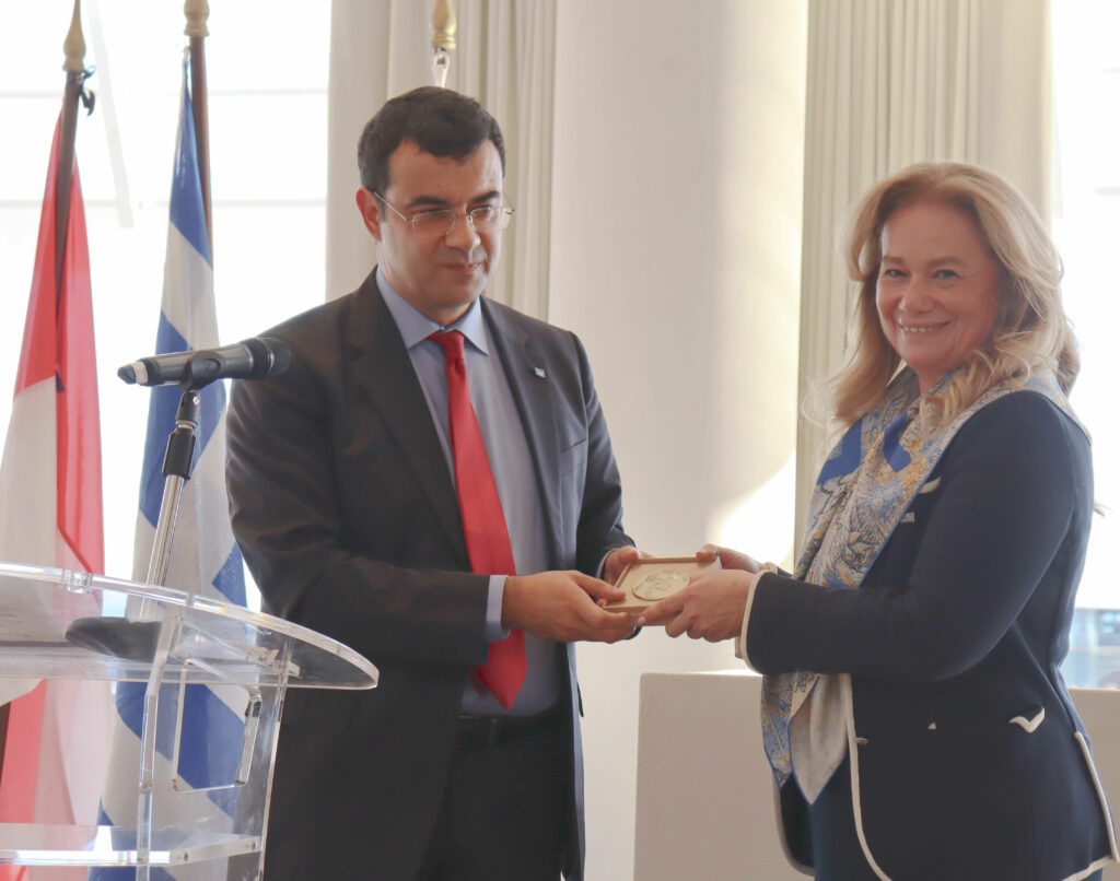La presidente della Comunità Ellenica di Monaco, Sophia Vaharis Tsouvelekakis, ha organizzato una cerimonia per i 70 dell'associazione