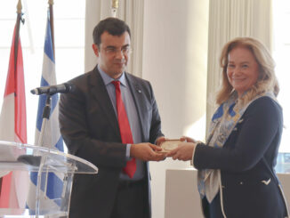 La presidente della Comunità Ellenica di Monaco, Sophia Vaharis Tsouvelekakis, ha organizzato una cerimonia per i 70 dell'associazione