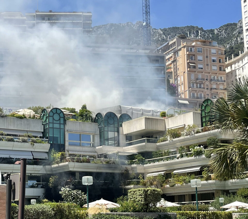 Muore un vigile del fuoco nell'incendio al condominio 21 Princesse Grace di Monaco