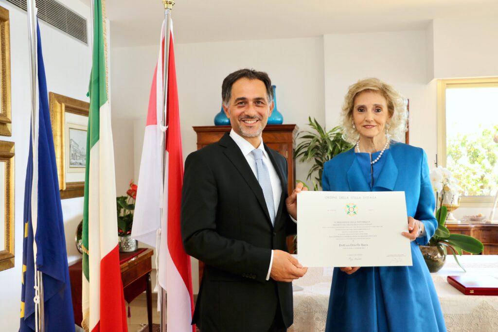 Ornella Barra-Pessina ha ricevuto dalle mani dell'Ambasciatore d'Italia a Monaco, Giulio Alaimo, l'onorificenza di Grand'ufficiale della Stella d'Italia.