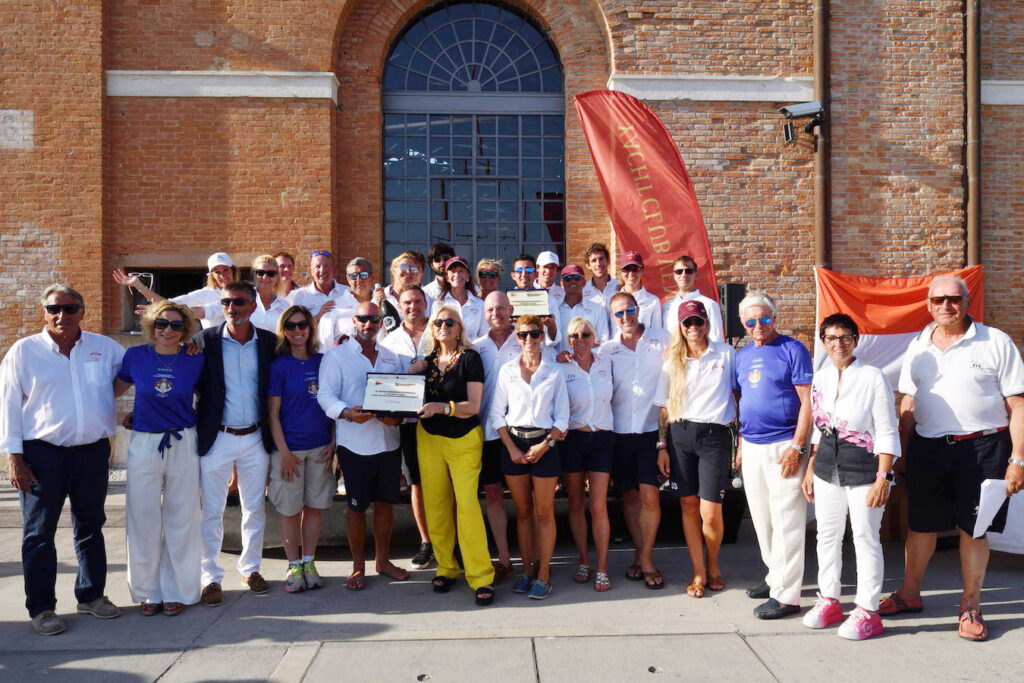 Al centro la Console di Monaco a Venezia Anna Licia Balzan con l'equipaggio vincitore del Tuiga arrivato apposta dal Principato di Monaco per la regata.