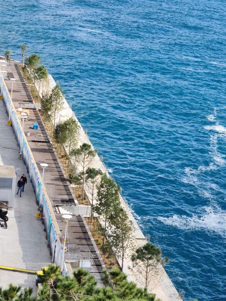 La spiaggia della grande diga del Porto di Hercule completamente rinnovata